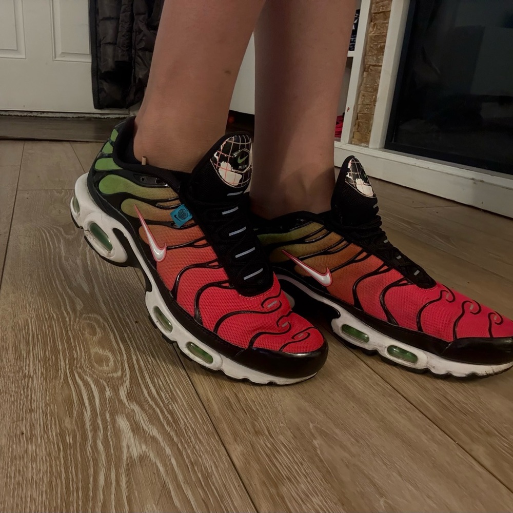 Nike Red and Green Sneakers with Iconic Design - Picture 3 of 16